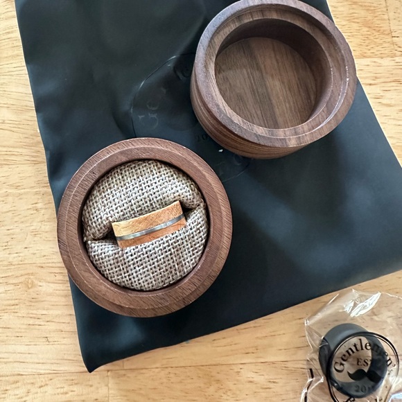 Men’s Whiskey Barrel Ring - Picture 2 of 4